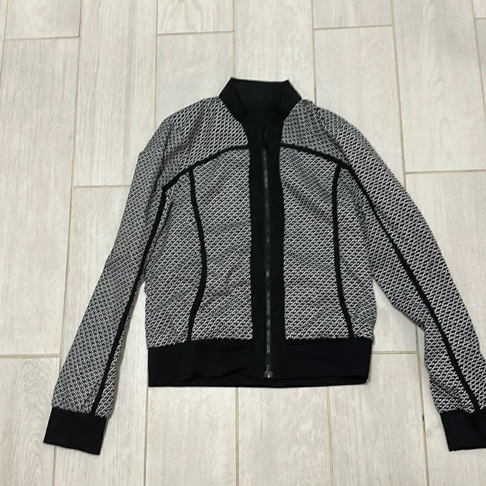 Lululemon 2 reversible bomber jacket black and white new